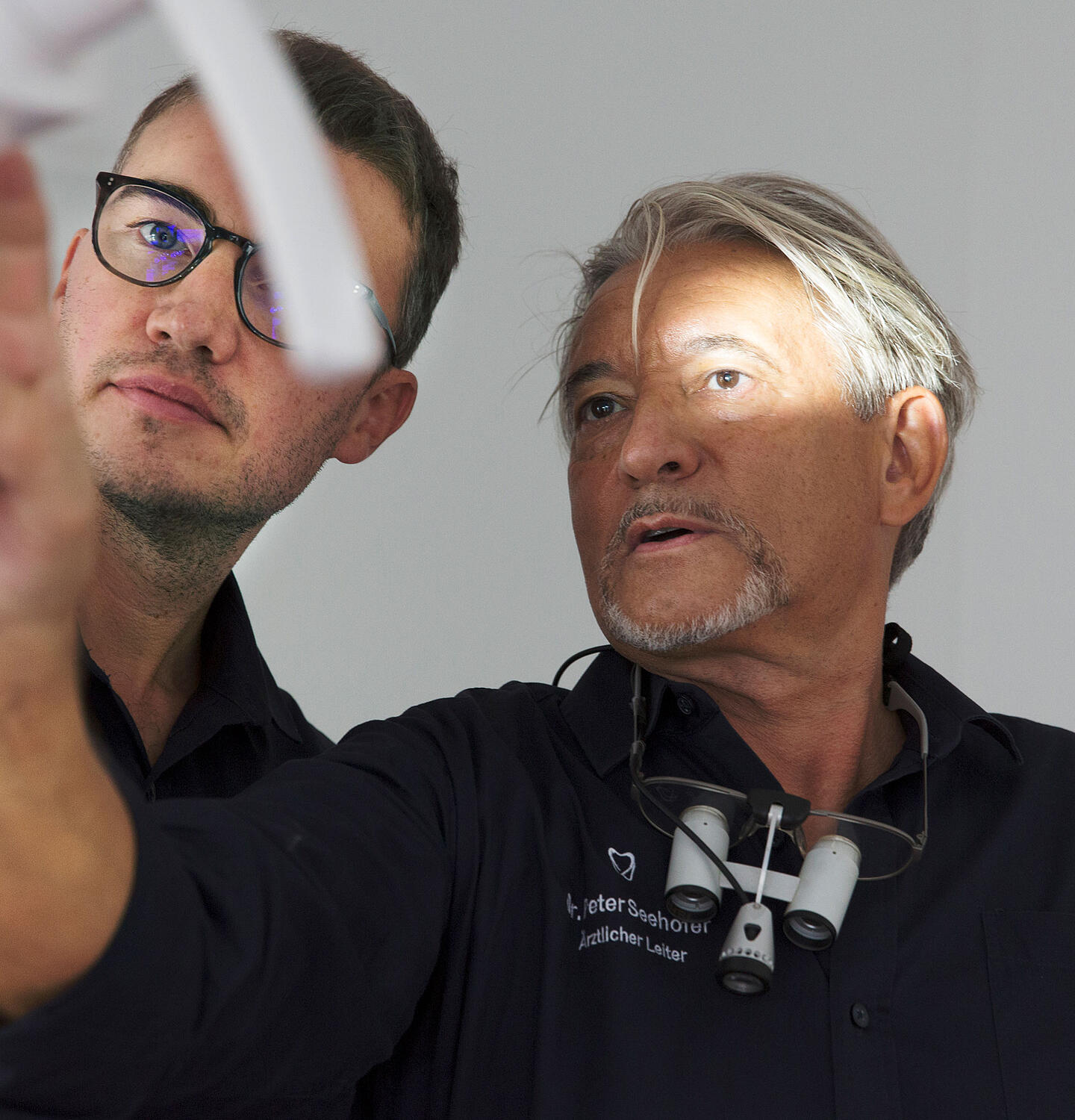 Dr. Michael Berthold und Dr. Peter Seehofer in der Zahnarztpraxis Seehofer in München Lehel